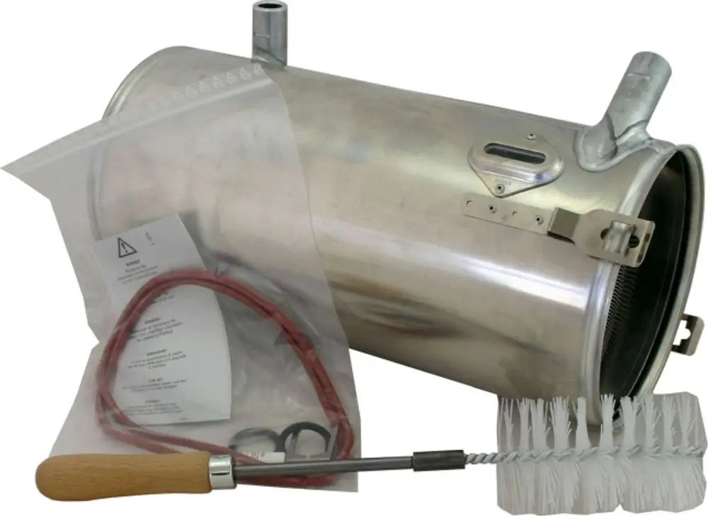 Aluminium-Wärmetauscher von Wolf mit zugehörigem Zubehör, darunter eine Reinigungsbürste und Ringe in einer transparenten Verpackung.
